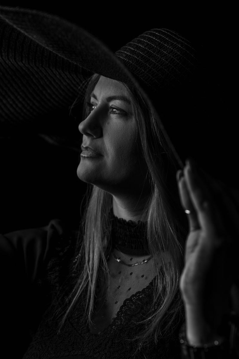 Portrait einer Frau mit Hut im Profil