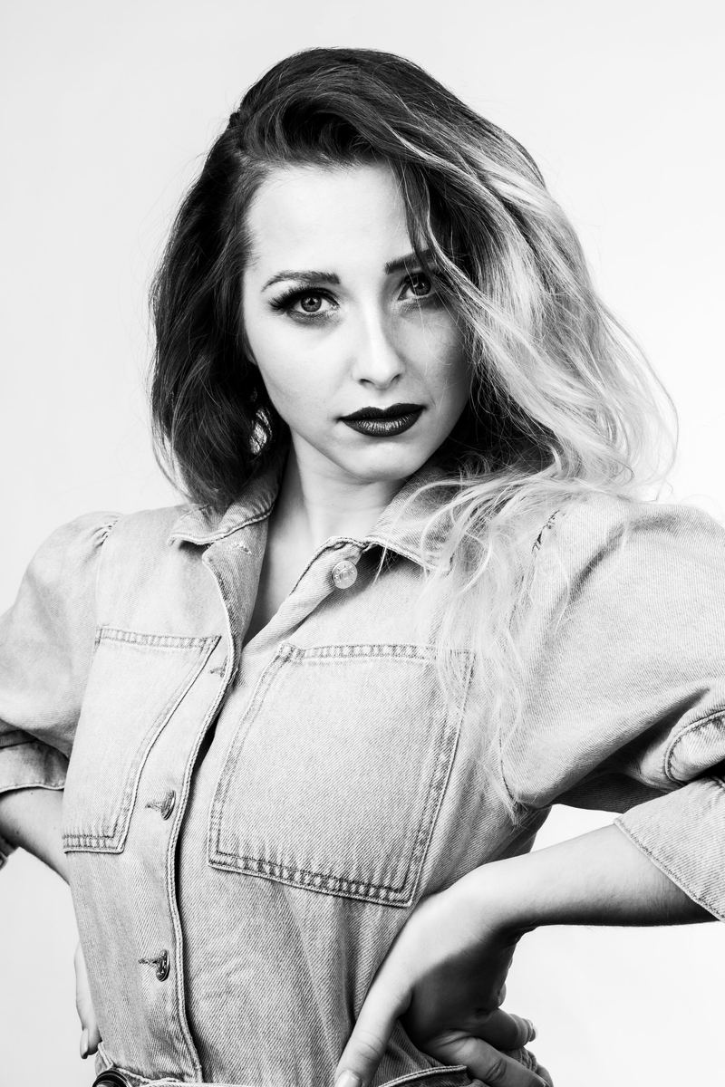 Portrait einer Frau in Jeansjacke