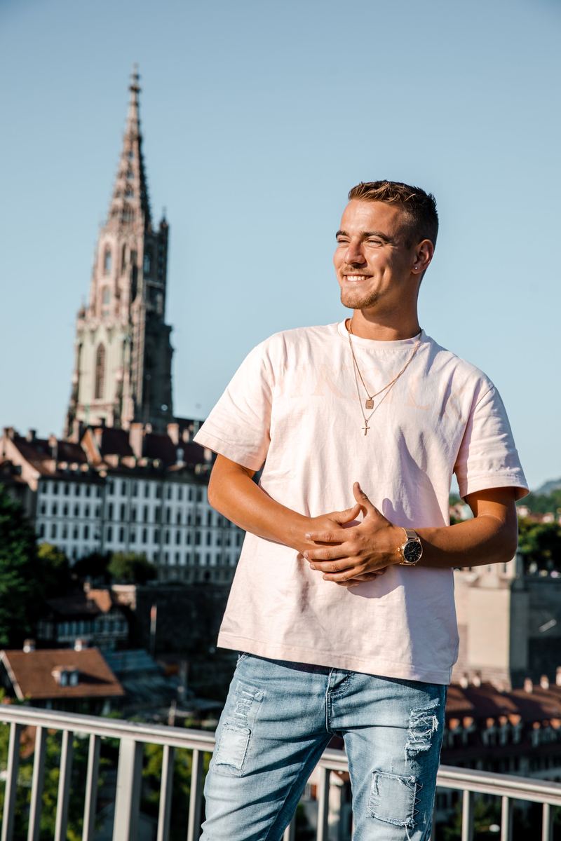 Mann im T-Shirt vor dem Berner Münster